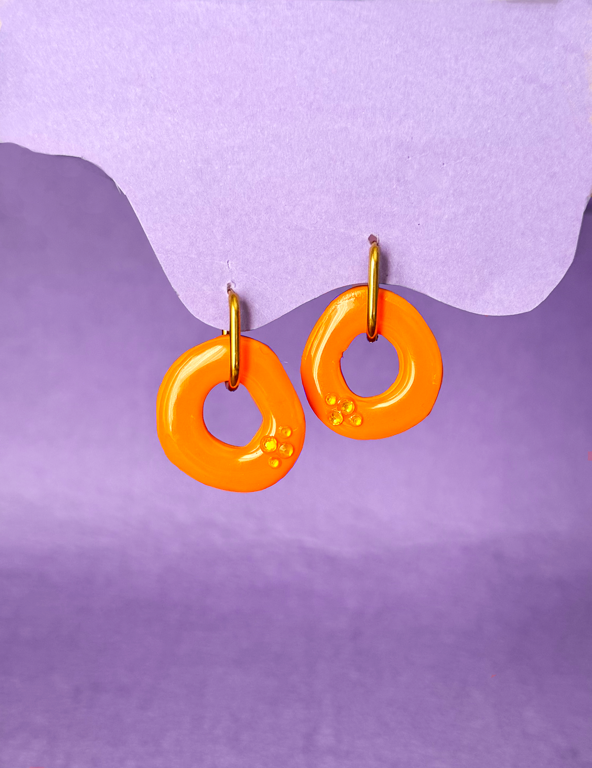 pendientes amuleto naranja